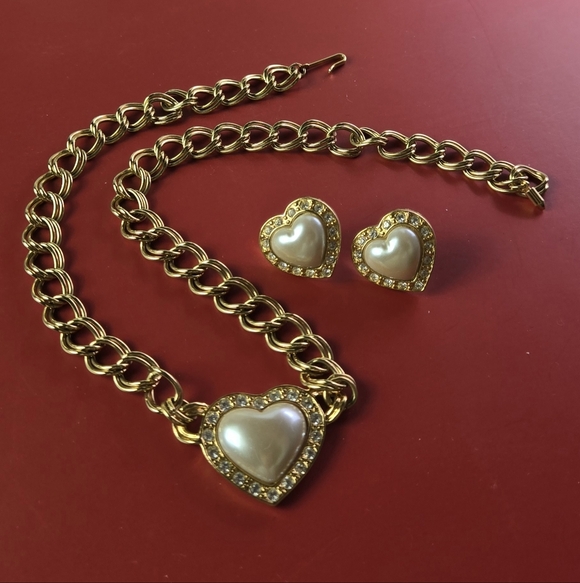 Avon Vintage Gold Tone Fuax Pearl Heart Rhinestones Earrings Necklace Set - Picture 13 of 17